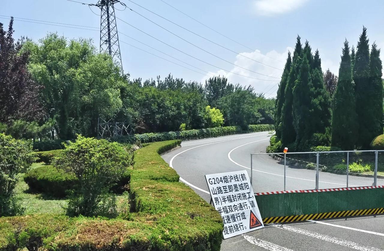 即墨区G204路段修路，半幅封闭施工，半幅双向通行，现在蓝鳌路西向东右拐204往