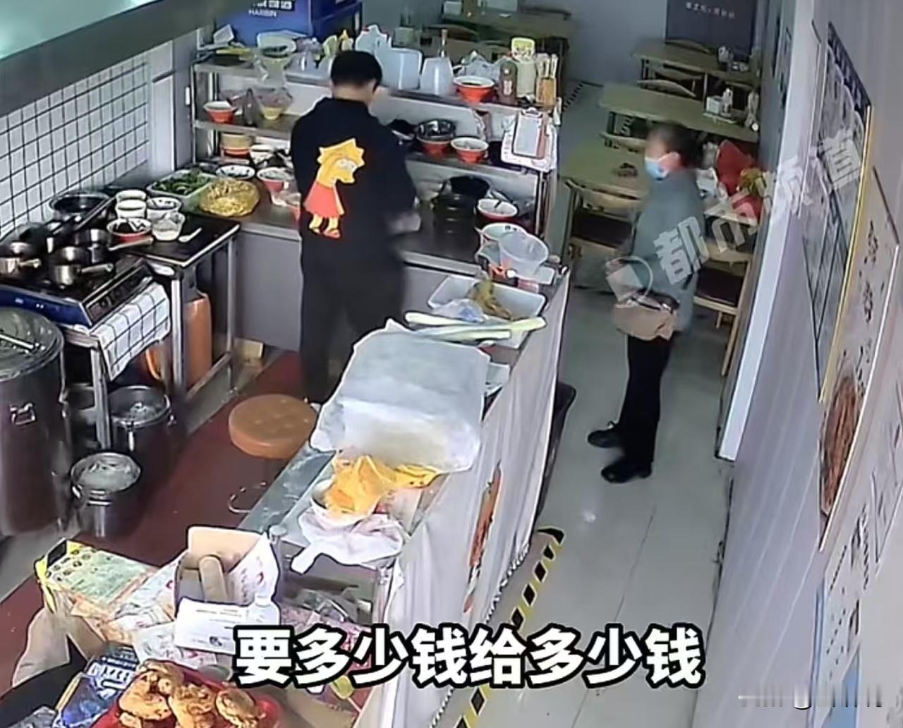 泪目！河南商丘，老人在医院看病，自知可能要不行了，就跟女儿说想喝一碗面汤，女儿二