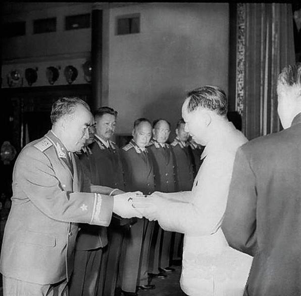 1955授衔的10大元帅、10位大将、55位上将、175位中将、802名少将，如