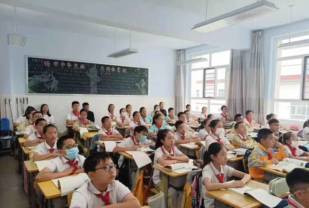 你发现了吗？以前小学成绩好的，女孩子占多数，男孩子要到初高中才开窍，现在小学成绩