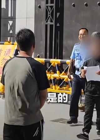近日陕西延安上演了极具戏剧性的一幕，一名男子服完刑期刑满释放，刚拿着释放证明走出