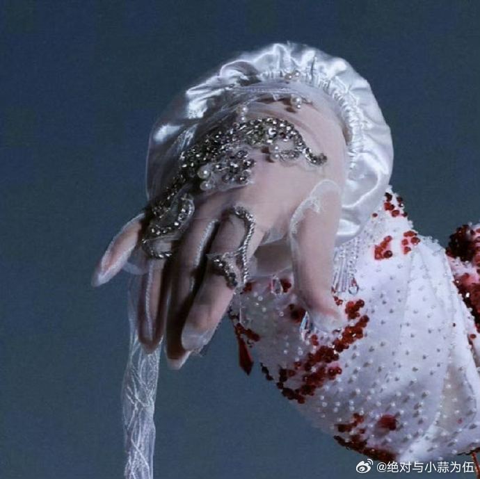 张远张远回应自己手小抓财谁懂啊！张远帅照里的小手太抢镜，演唱会上亲自回应，越证