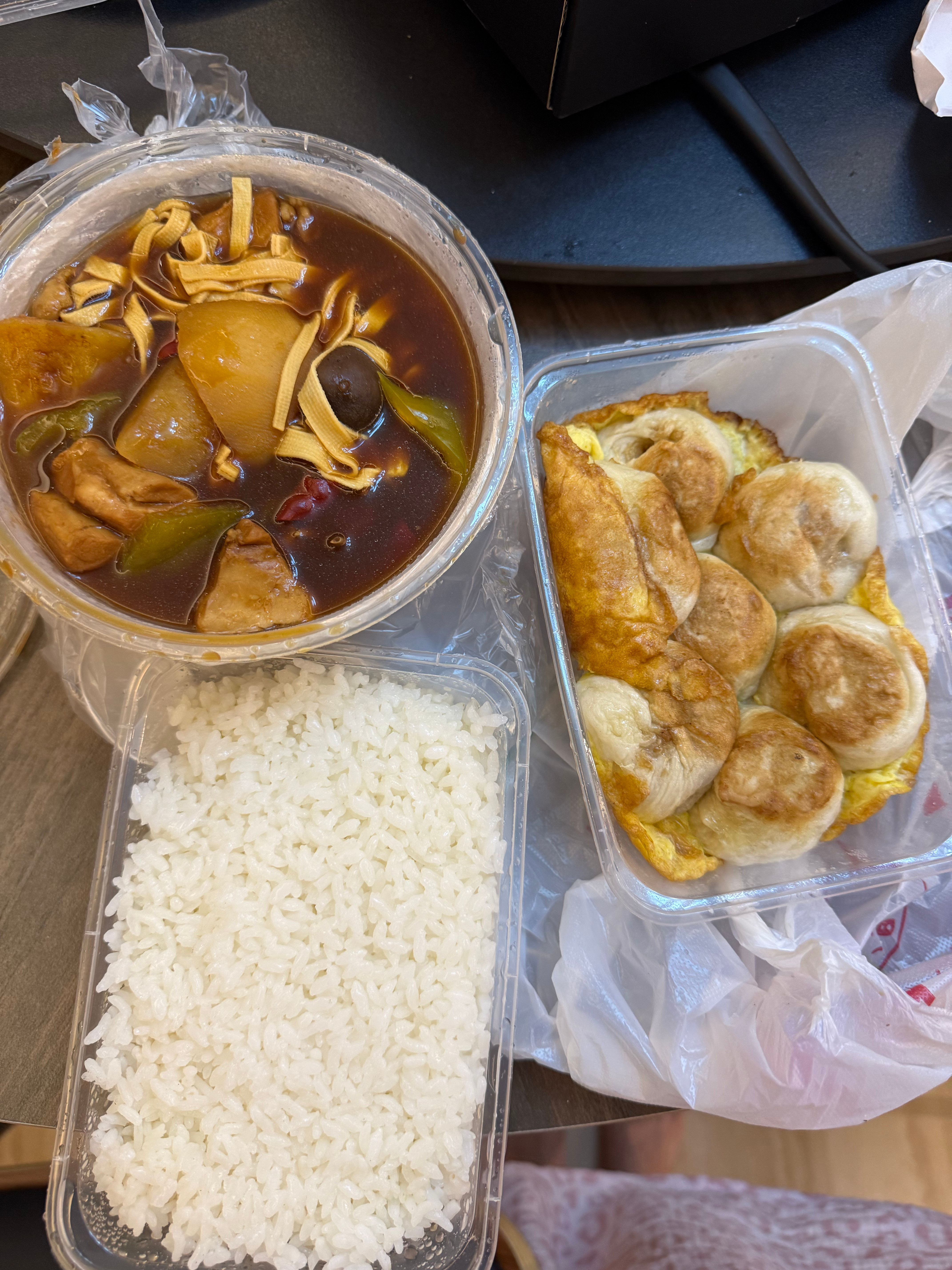 公主们早上好，黄焖鸡米饭和煎蛋小笼包是我俩通宵的早饭[病了哦]​​​