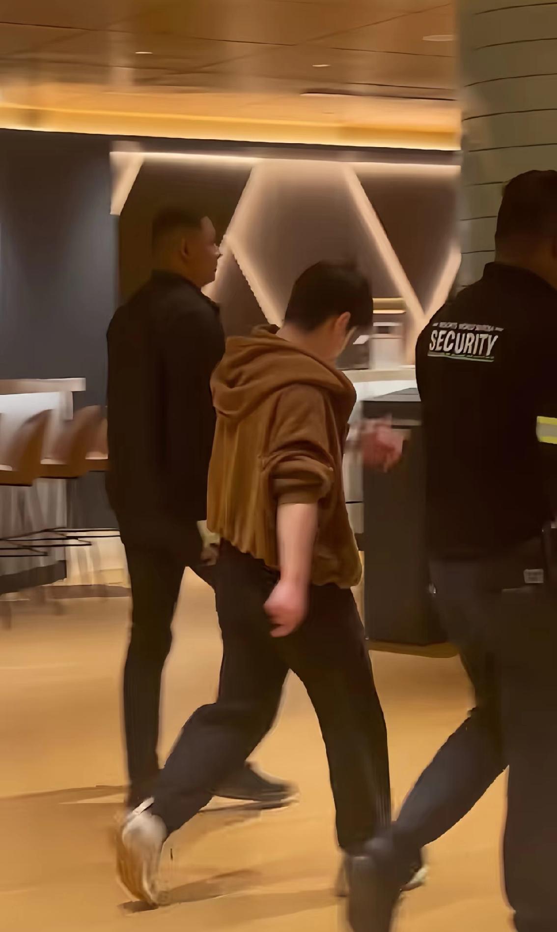 国乒一早启程回京了，莎莎由工作人员护送，也有好姐妹何卓佳一起。今天孙颖莎同