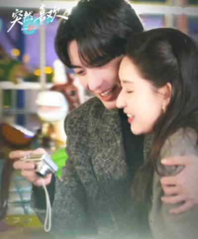 陈星旭一只手环抱王玉雯花絮被《突然的喜欢》游乐园花絮钓成翘嘴了！！陈星旭这个男