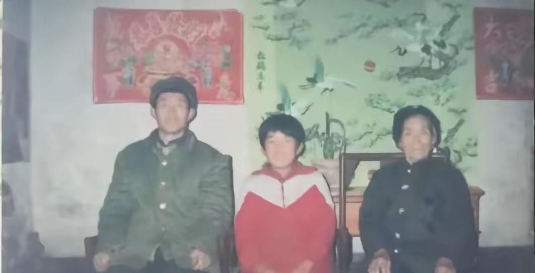 🌙1989年，山东临朐，67岁老太在路边捡回个女婴，送给这家不要，给那家也不要