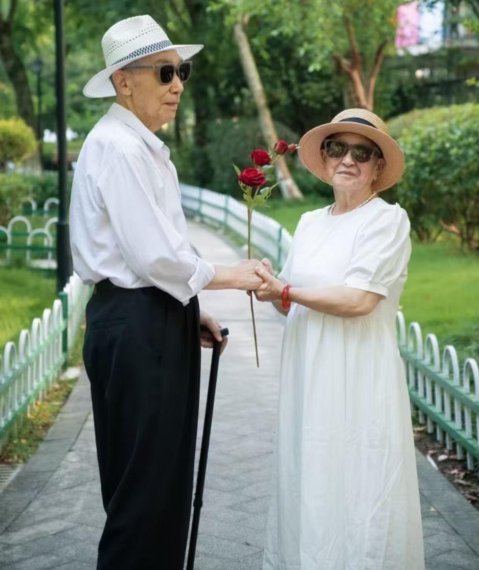 一位智者一针见血的话：人是怎么变强的？答案是：失去。失去依赖，失去退路