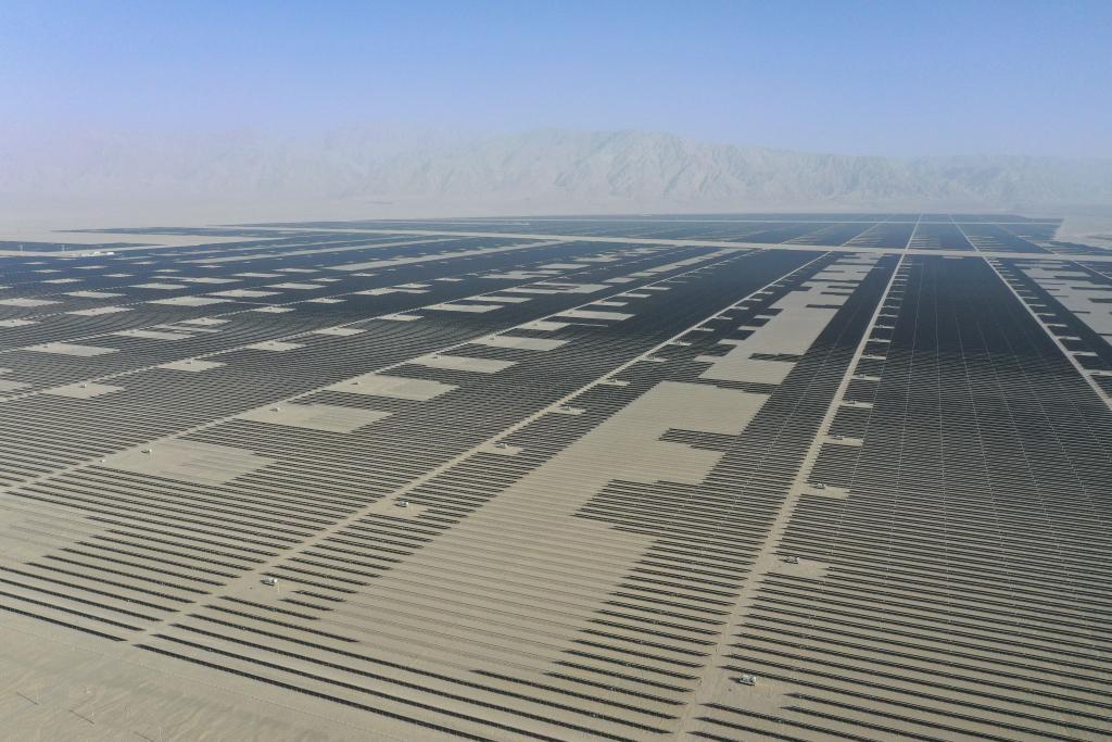 塔克拉玛干沙漠用草方格二重锁边，总是有人问水从哪来？还有问为什么不用光伏？确实