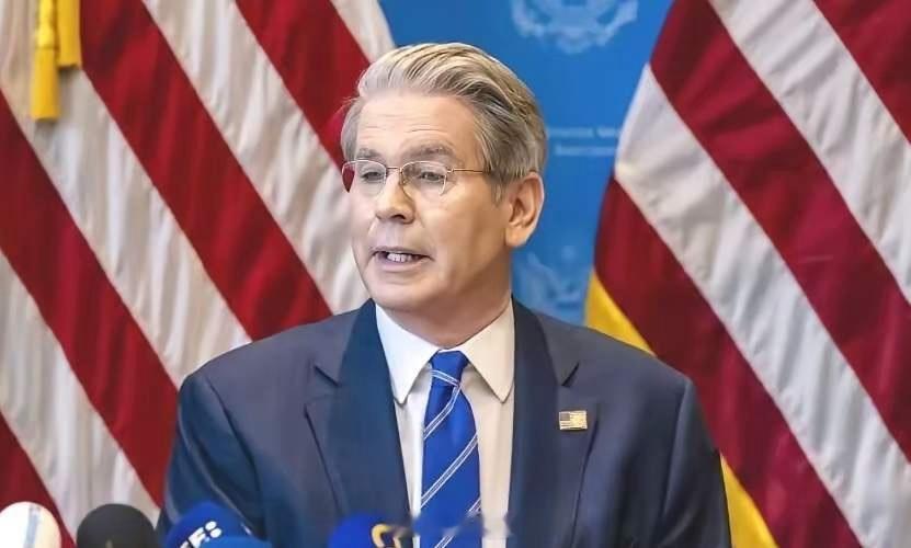 气笑了！美国财长贝森特公开声称：“世界没法承受一个贸易顺差达到一万亿美元的中国！