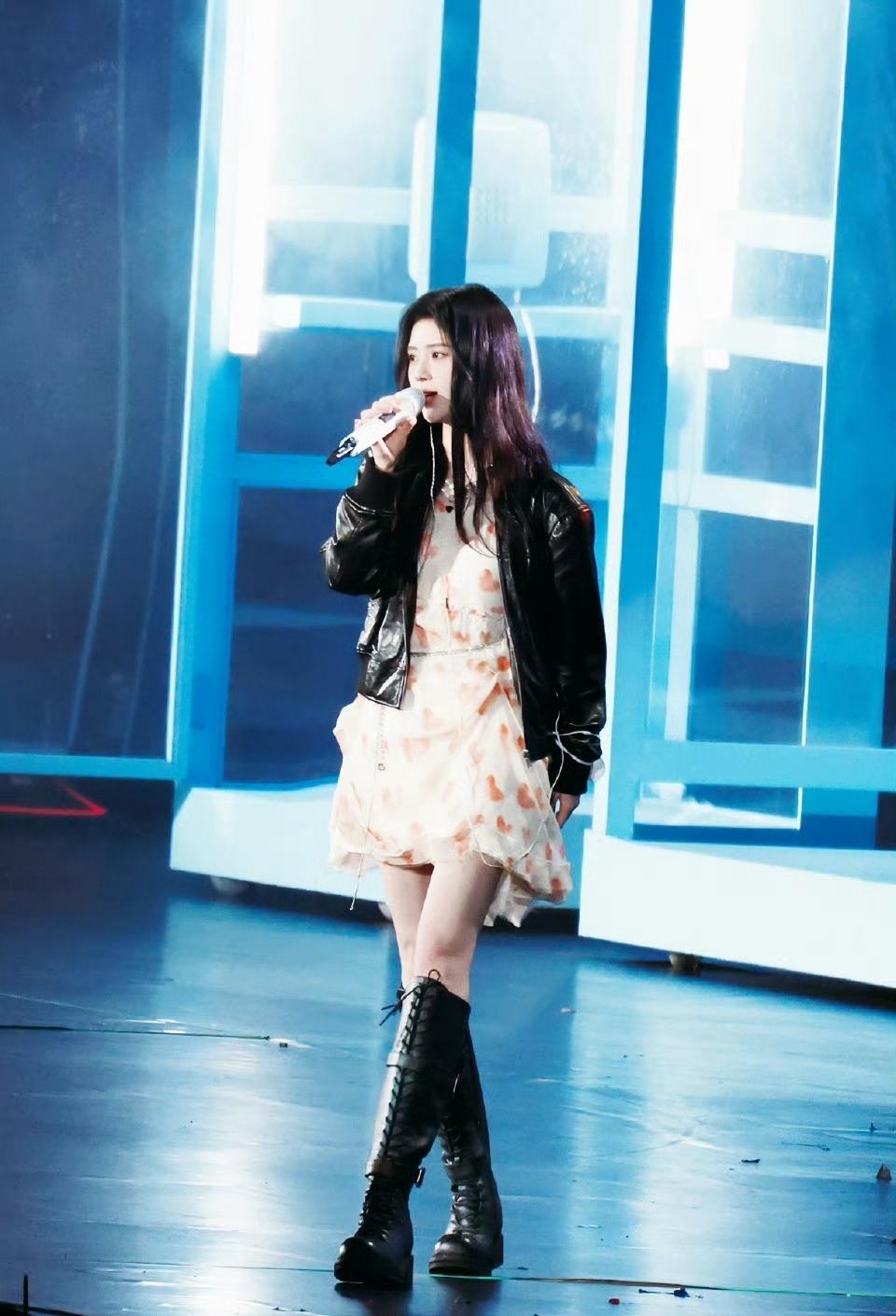 鞠婧祎巅峰之夜这造型，也太出圈了吧3月28号QQ音乐巅峰之夜，鞠婧祎没意外