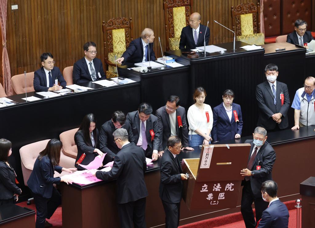 台当局今（25日）对大法官人事行使同意权，蓝白对赖清德提名的7位大法官人选全部封