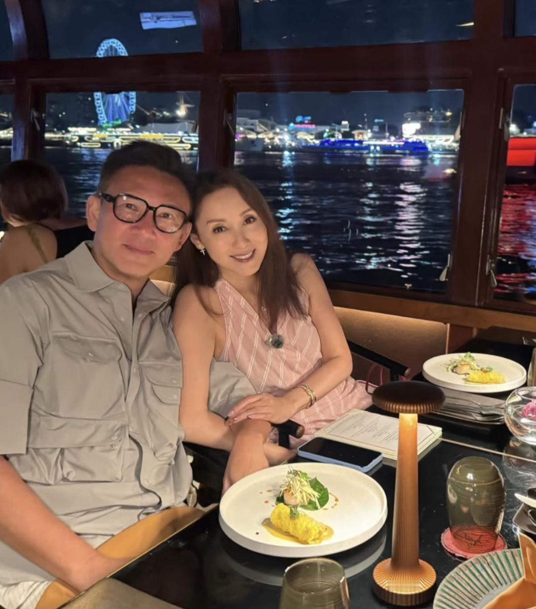 57岁郭可盈和老公林文龙坐游轮出海约会，两人一起在游轮上吃烛光晚餐，真的太浪漫了
