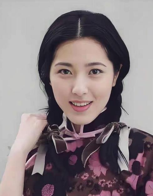 她被称为两百年难得一见的美人，凭借出众容貌吸引了无数男人，如今49岁的她依旧独自
