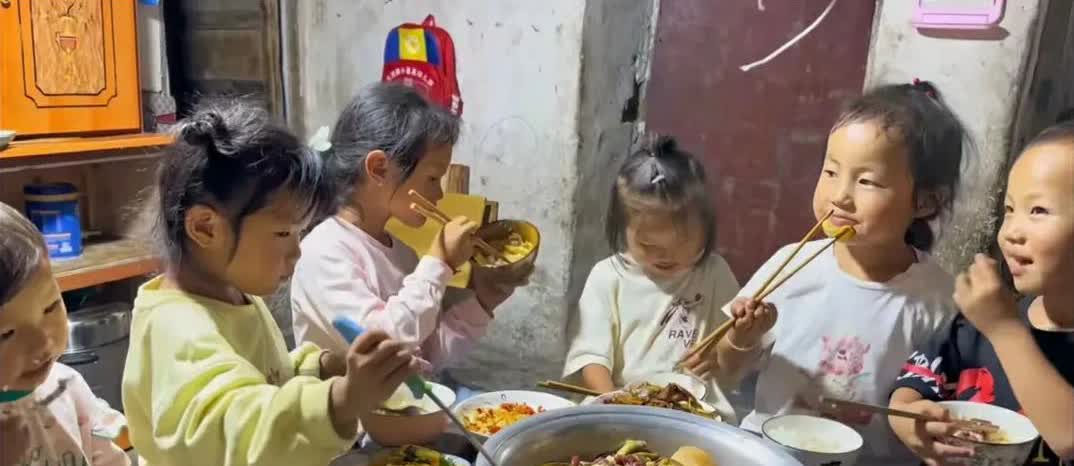 “这个女人也太伟大了！”云南昭通，95后女子生了四个孩子，生活本就艰辛，谁料，小