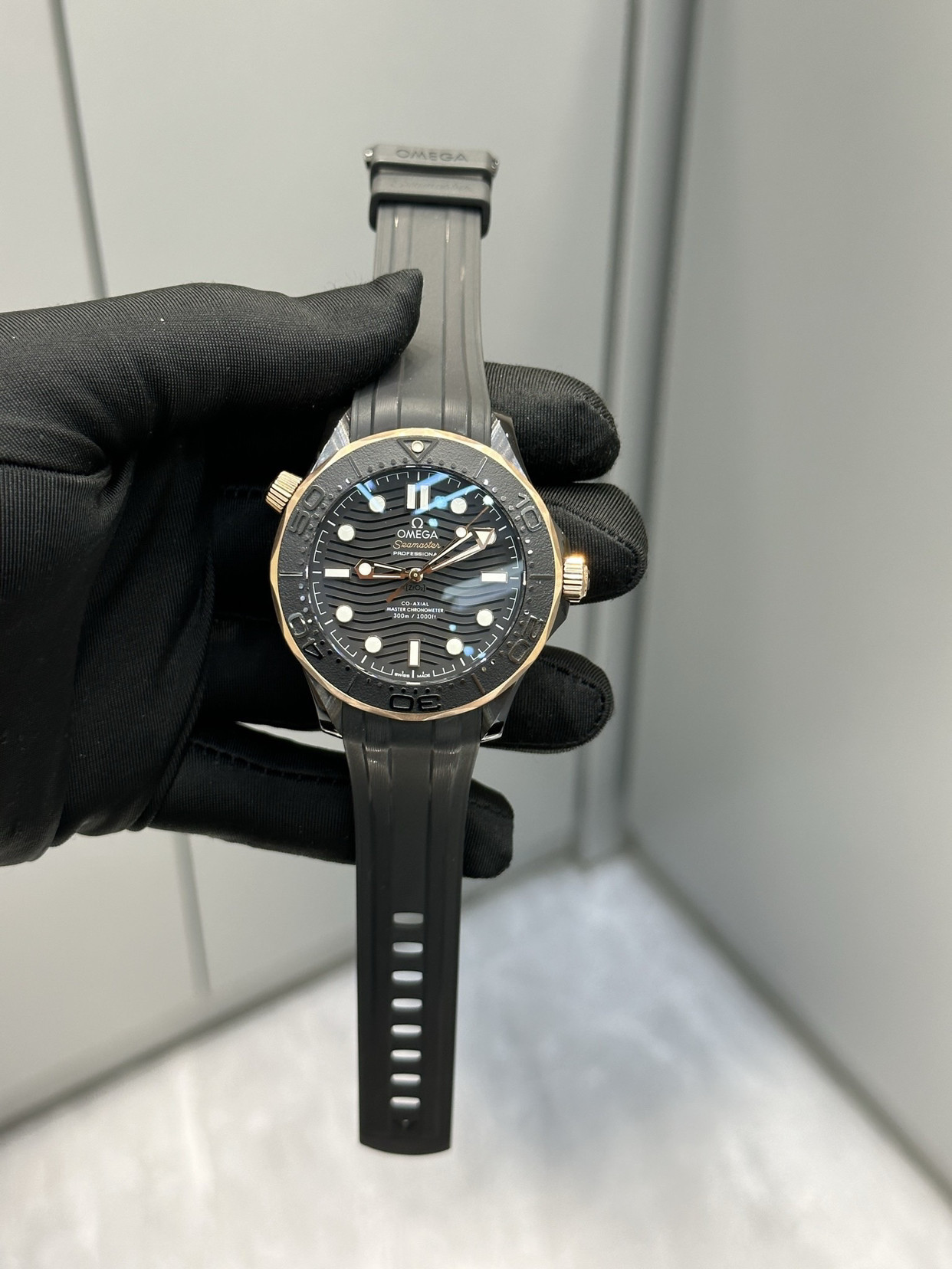 欧米茄间金碳黑海马：低调奢华的潜水腕表欧米茄海马系列一直是潜水表中的经典，而这款间金碳黑海马（Sea