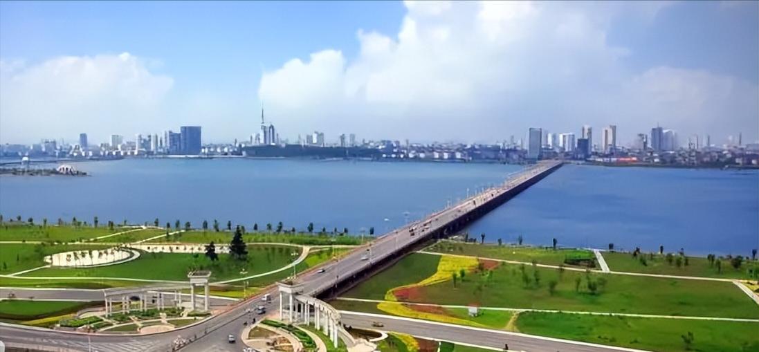 1964年8月，沂河公路大桥建成通车。临沂境内有多座跨沂河大桥，大家口语里说的