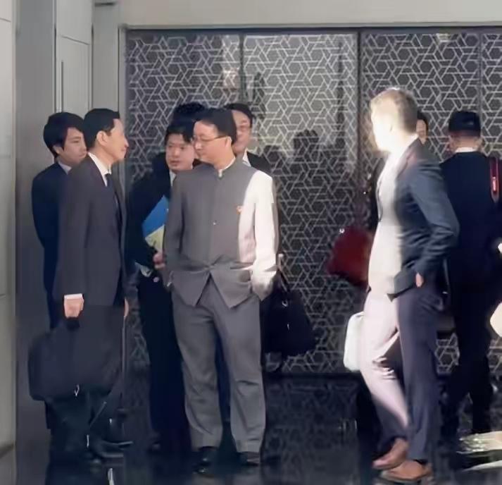 这一个外交画面据说在日本又掀起一场风波，日本媒体还取名为帝国的蔑视。不过说实话