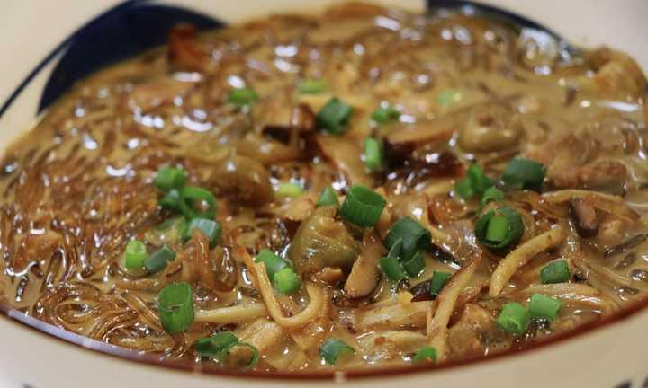 穷鬼新荣记必点的几道菜：脆皮妙龄鸽、黄金脆带鱼、沙蒜豆面、蜜汁红薯。沙蒜豆面一