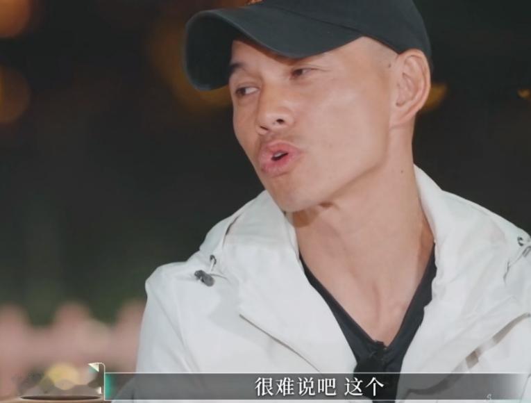 倪萍一句话戳破了真相:爱不是你一个人在撑场。李施嬅演戏拿奖,拍戏火出圈,人前光