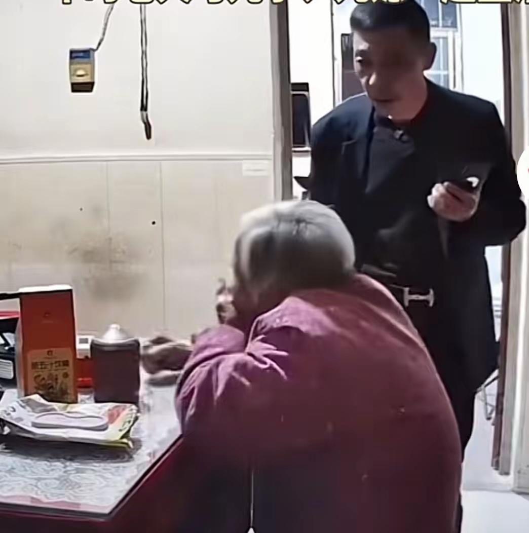 可怜之人必有可恨之处啊！被儿子殴打的老太太要出500元钱把儿子“赎”回来。