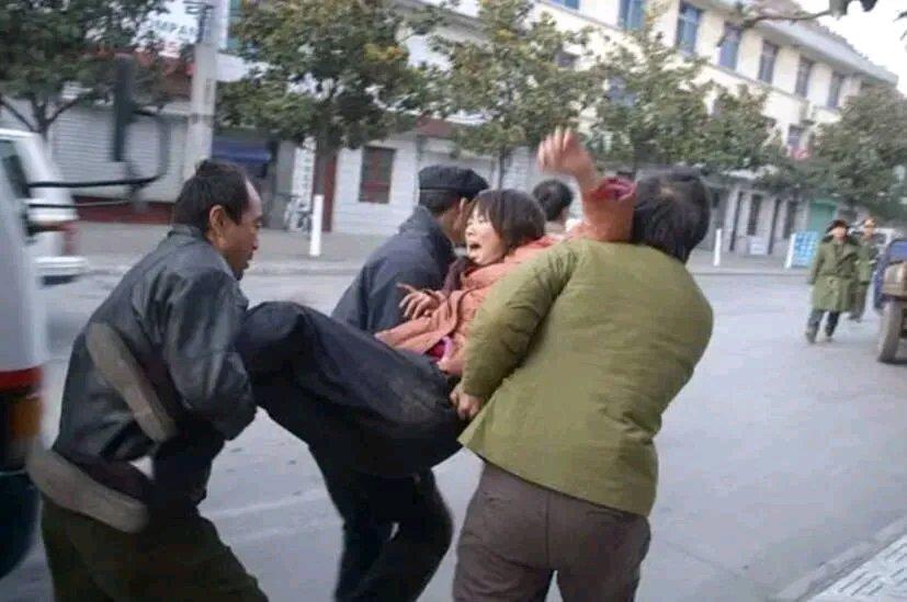 刷到18岁甘肃女孩的事，后背一阵发凉，这都2024年了居然还能发生这种事。女孩
