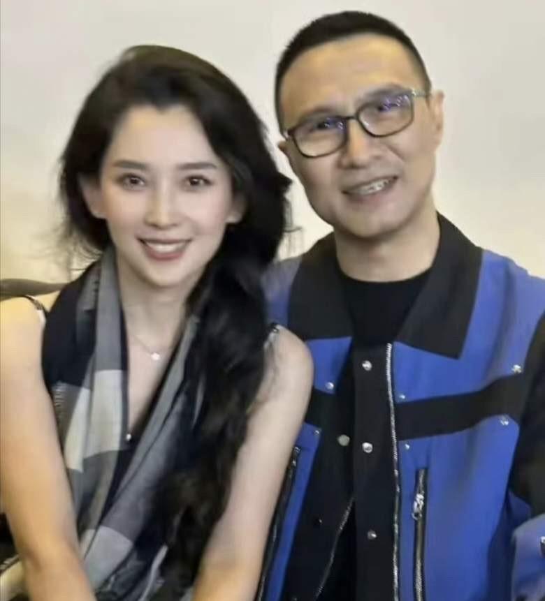 排个队都还要搂搂抱抱，看样子森林北应该是汪峰最后一个女人了！有网友在机场偶遇章