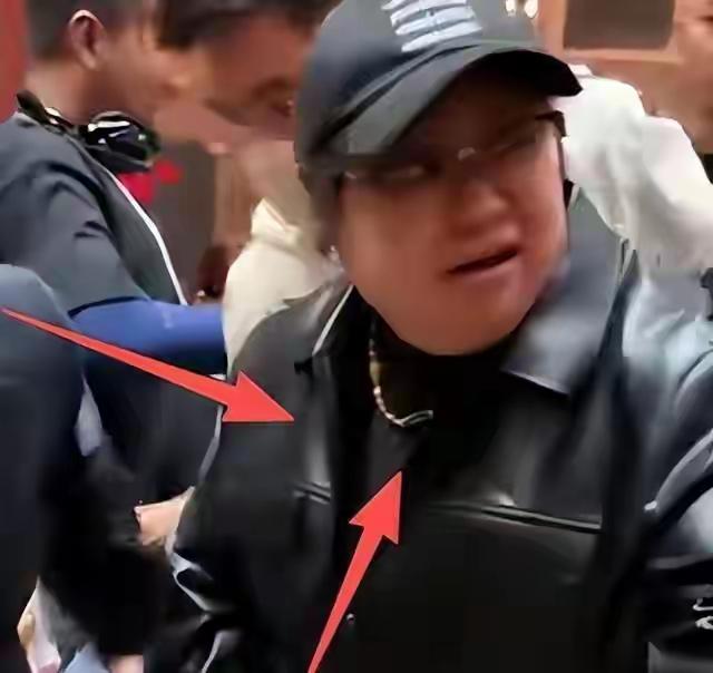 一身黑皮夹克黑帽子，整个人瘦了一圈，消失43天的韩红终于露面消失43天后，韩红