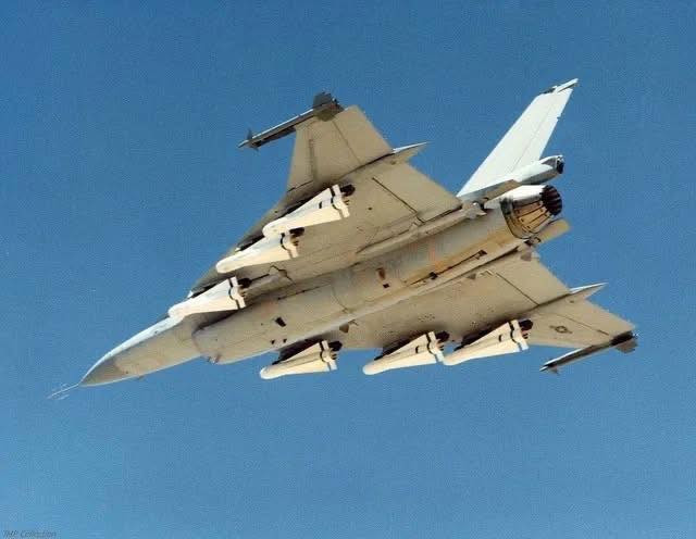 F-16的凶残挂载:6xAGM-65,4xAIM-120&2x