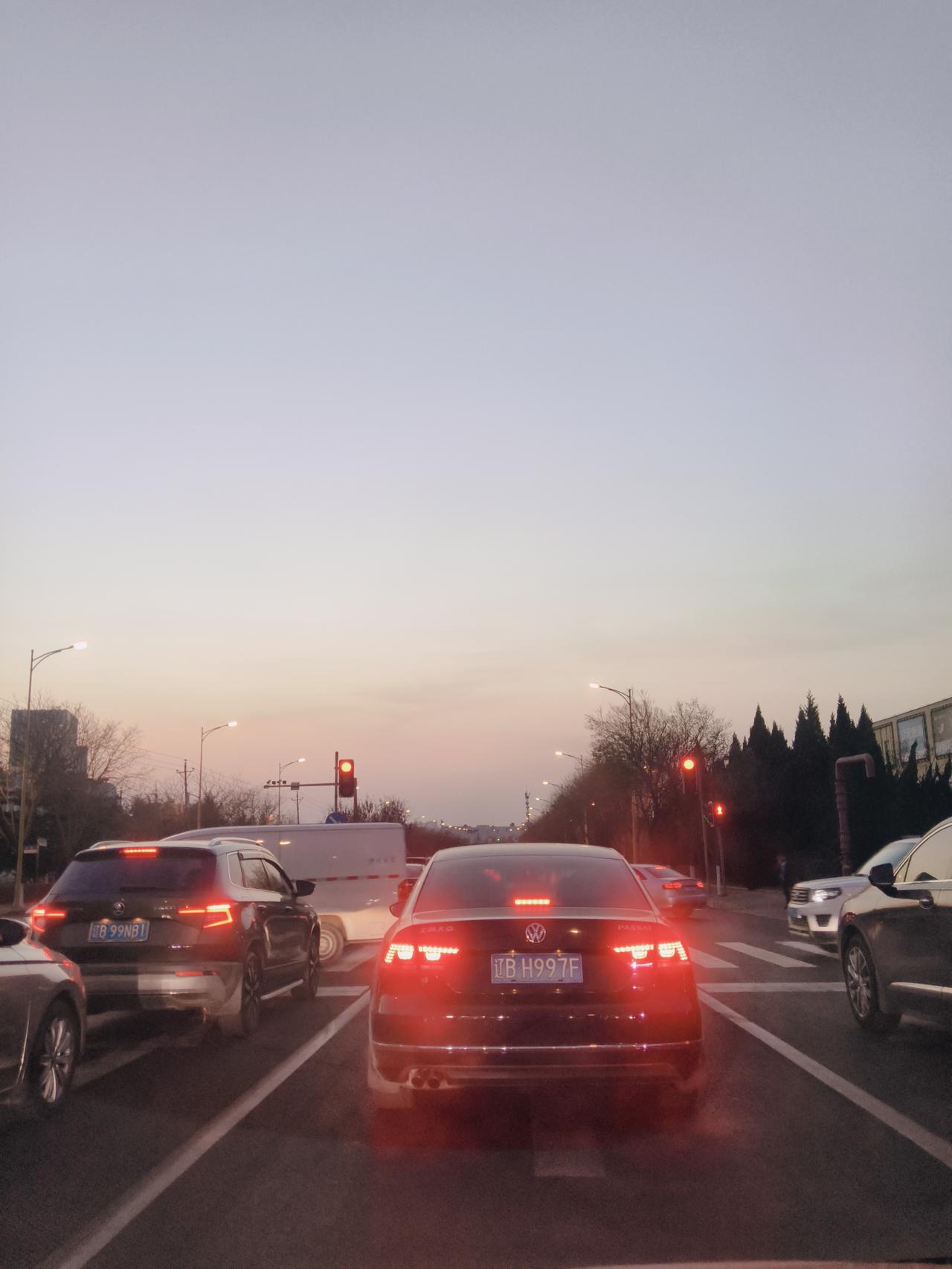 老王今天准备出去办事，本来停车场两排车停得整整齐齐的，也不知道是哪来的车，堵在老