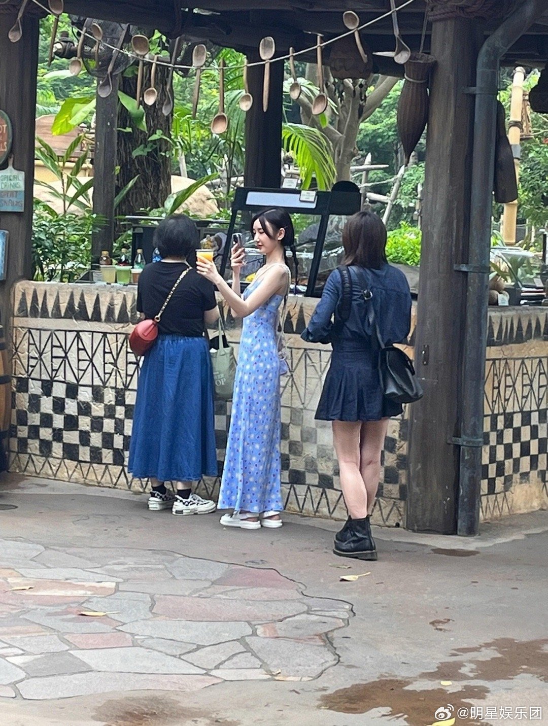 毛晓彤被锁房间里了翻到了毛晓彤在香港迪士尼的旧照毛晓彤在香港迪士尼的旧照，当时有