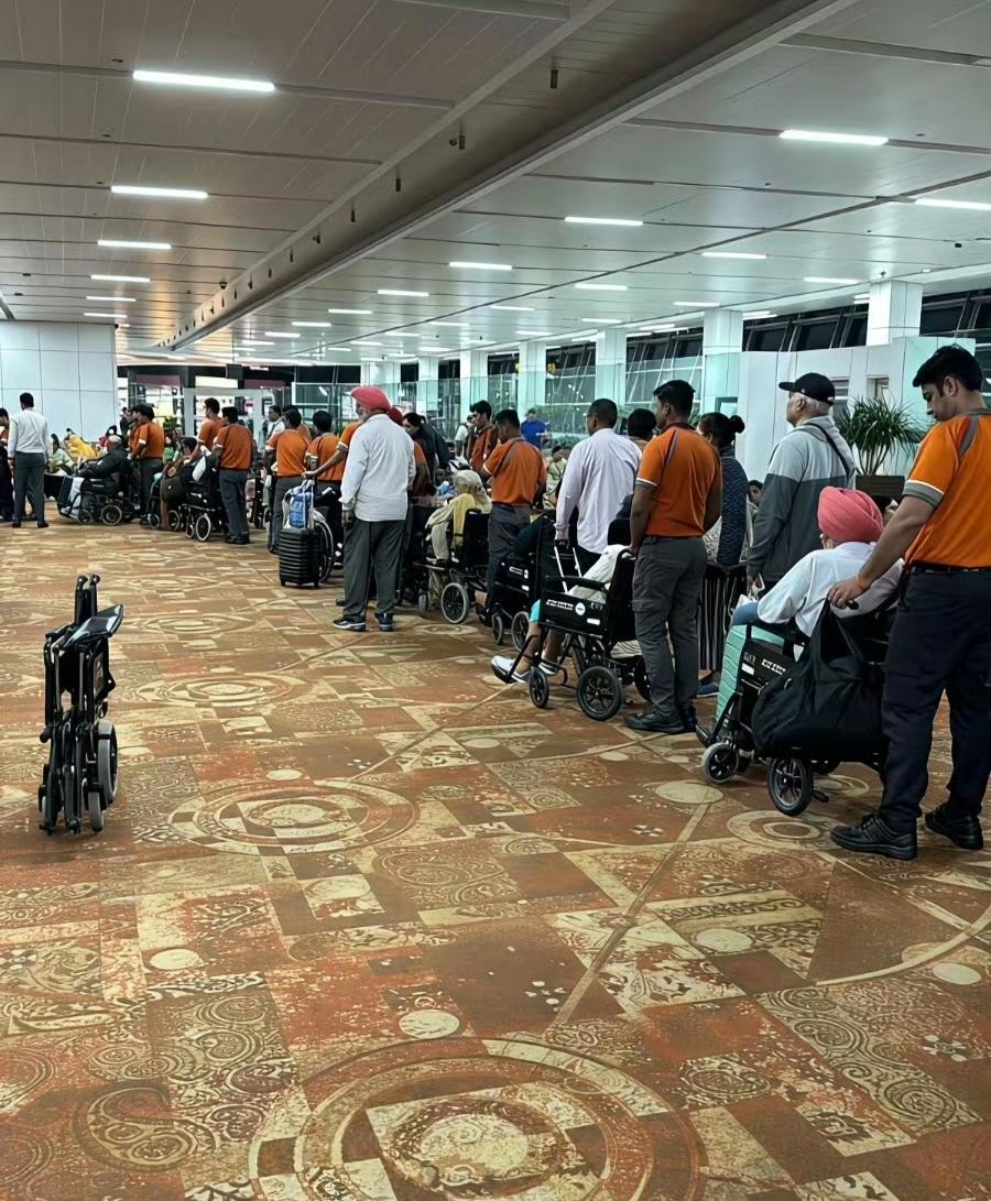印度人在机场集体装残疾坐轮椅，这还真不是个别现象，在欧洲，在中东，印度人早就这么