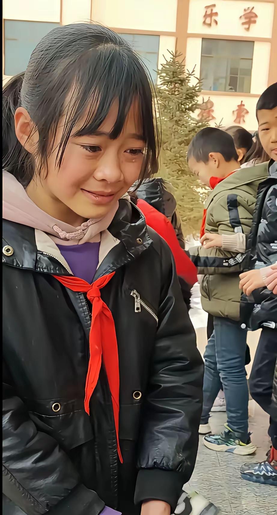全网最懂事的女孩走了，投水自杀的。这样的悲剧往往难以接受，小姑娘当年流下热泪，