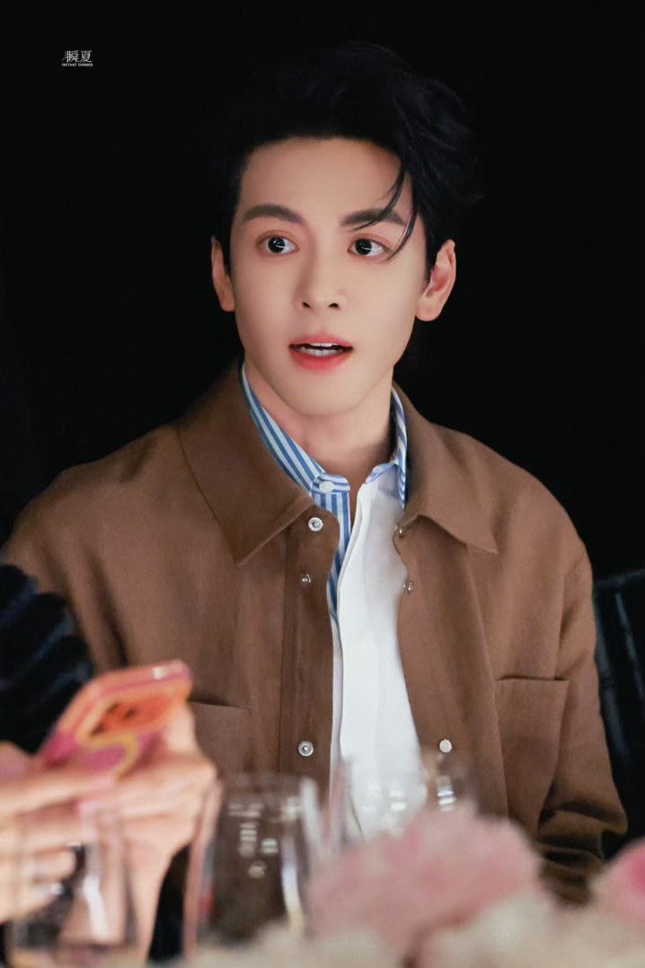 曾舜晞就是天生出现在这种场合的曾舜晞把熟男感玩明白了焦糖色外套搭蓝白条纹内搭，