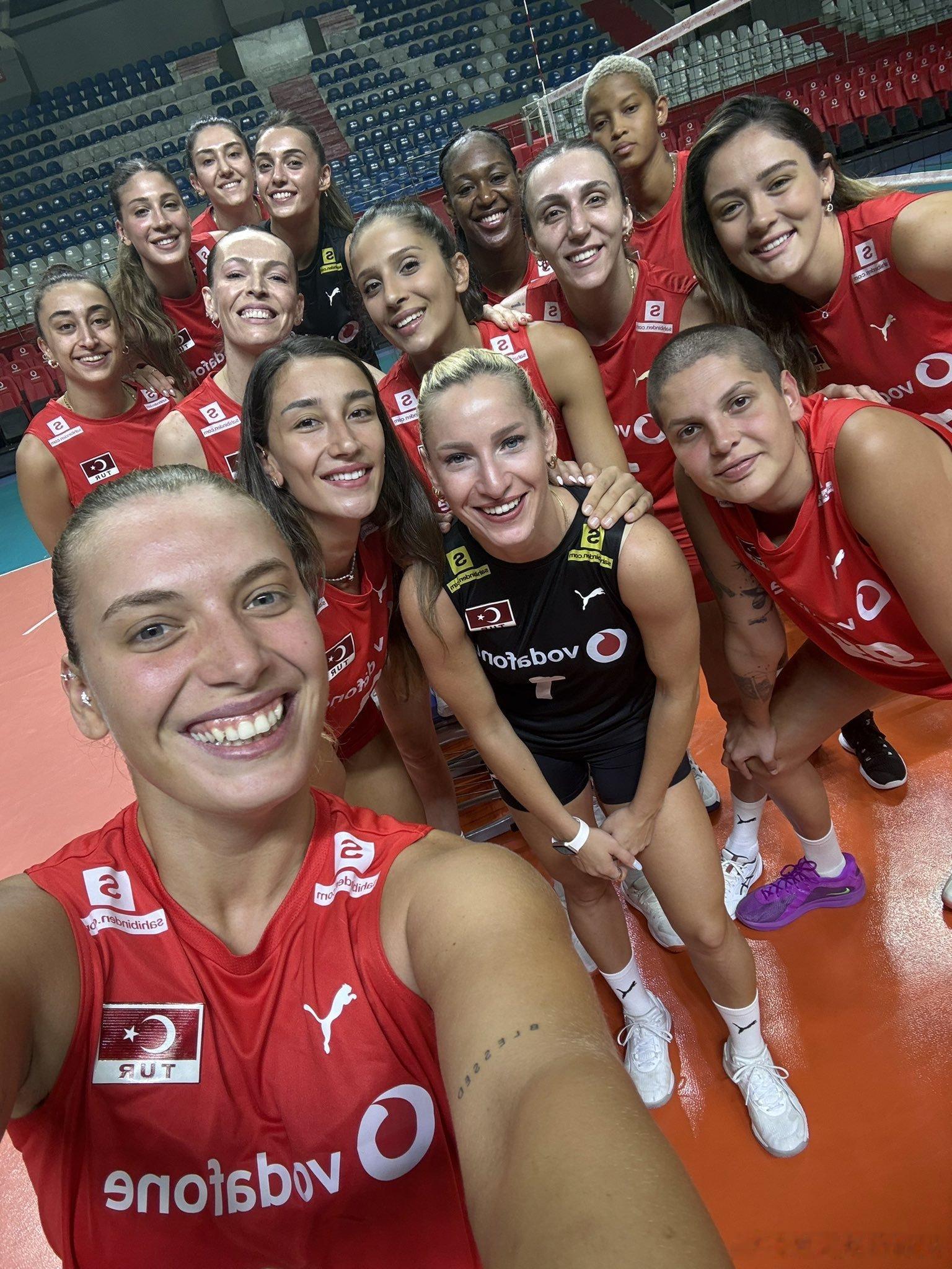 🔴🇹🇷土耳其女排公布2025年泰国世锦赛参赛阵容👇，年轻二传迪拉伊落