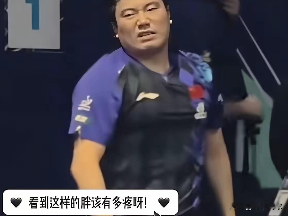梁靖崑昨晚赢安宰贤，赛后那个表情真不像只是累了。回到休息区后，他弯着腰捂着膝