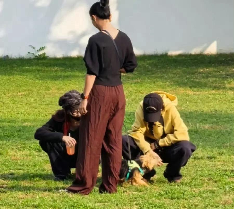 宋妍霏：童童，你家狗又闻人家狗屁股了。窦靖童：它社牛，你别管。宋妍霏：咱