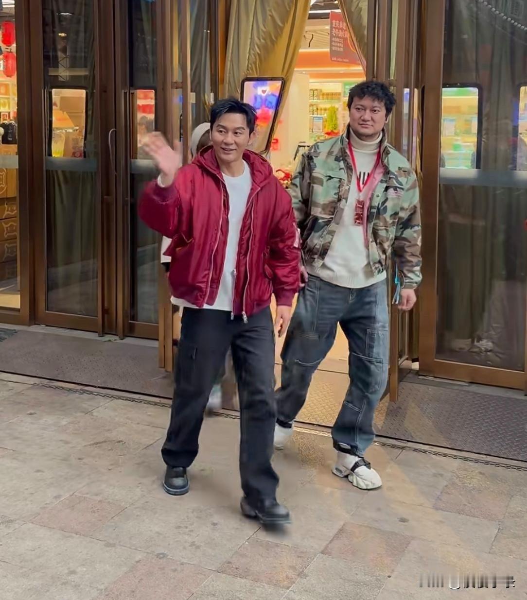 47岁李晨在长沙的超市门口被偶遇，他个子不高，身材五五分，本人好亲切啊！[墨镜]