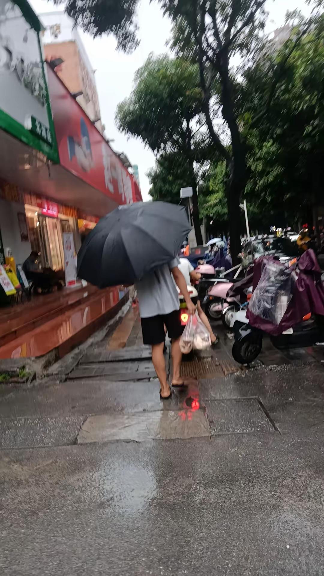 感觉现在的公租房都没人申请了朋友住公租房十几年了，她说现在小区里人越来越少了，