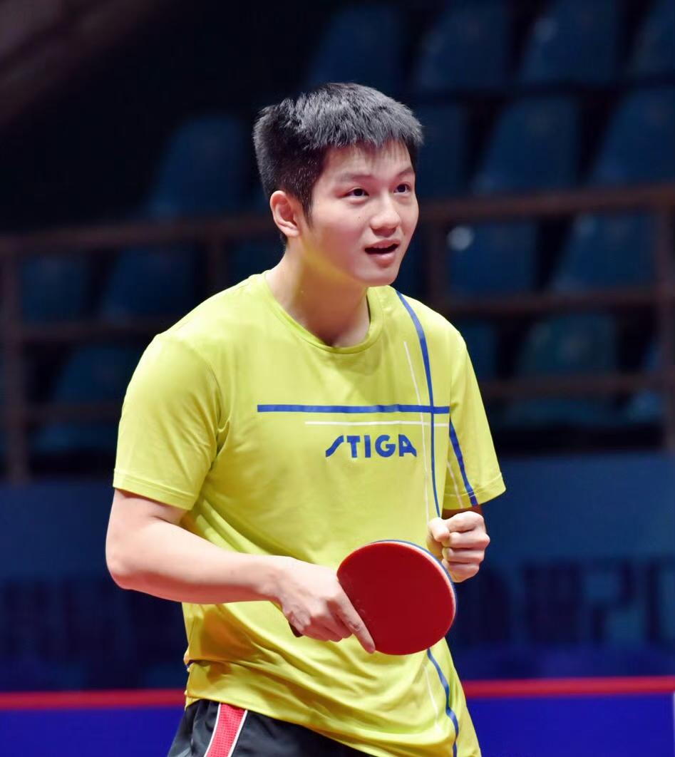 樊振东穿黄T，配上这吃惊的小表情，简直萌翻了[大笑]不过非常好奇，对面