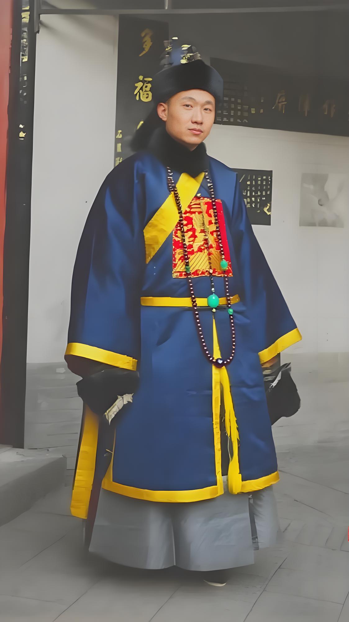 清末，年轻的孔祥熙，穿着大清官服拍照​​​