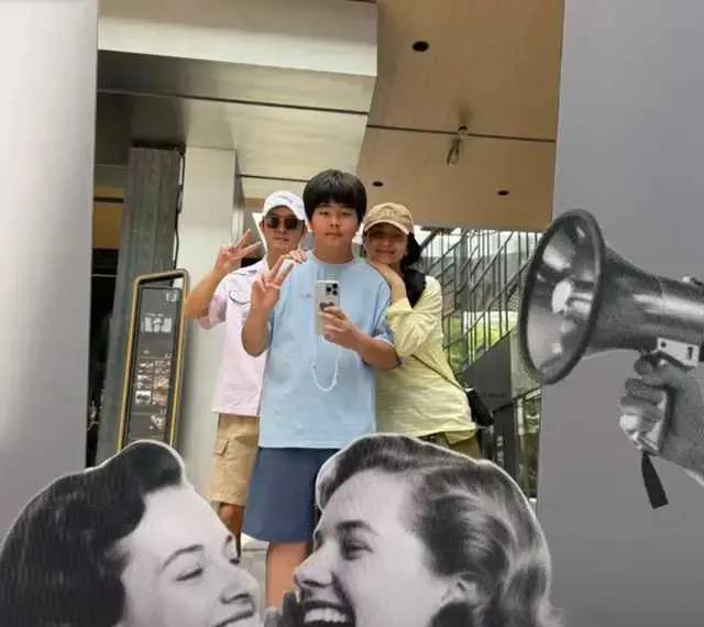 注意看啥情况？沙溢胡可全家出动逛街，10岁鱼儿穿搭超潮，哥哥安吉瘦到胳膊像竹竿，