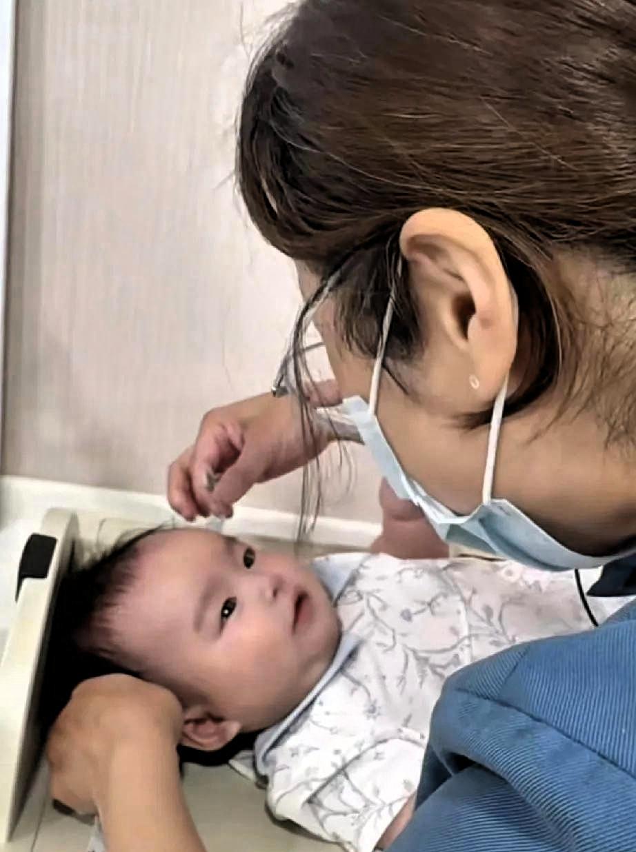 前一秒笑对护士后一秒崩溃大哭，汪宝打针反差萌戳中千万父母心谁能料到乖巧软萌