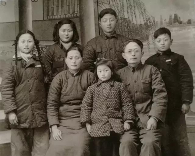 1956年，黄菊与全家合影（后排右二），那一年他18岁，1956年9月，黄菊考入