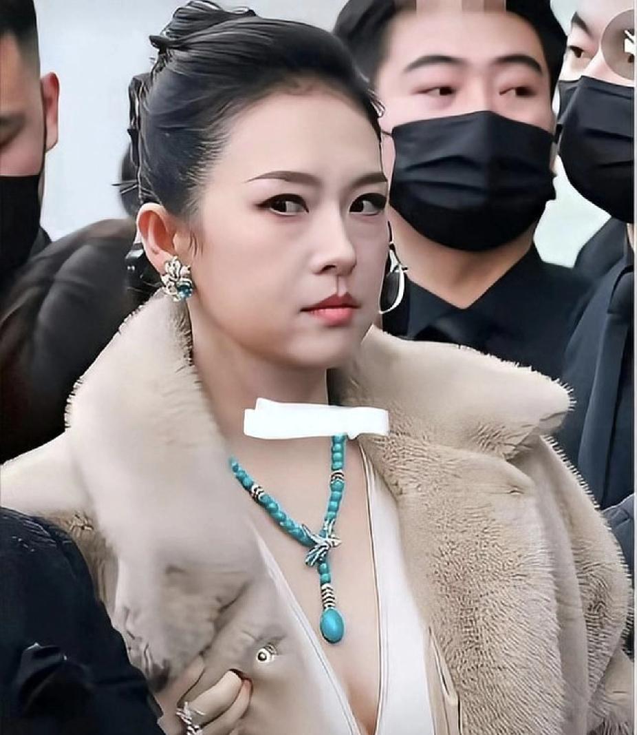 “章子怡怎么胖成这样了？”她的近照一曝光，章子怡近照词条瞬间引爆热搜。镜头里的