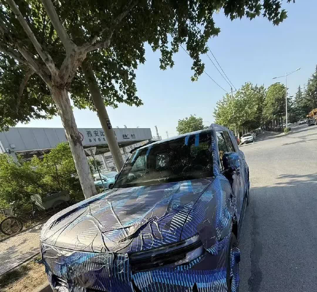 方程豹钛7也快了，这是一台不带大梁的混动的方盒子suv，大概率是7座