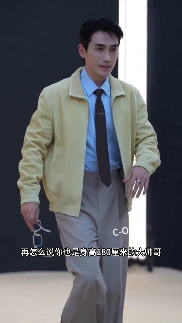朱一龙LV秀场与球星文班亚马同框。龙哥，再怎么说你也是身高180厘米的大帅哥，