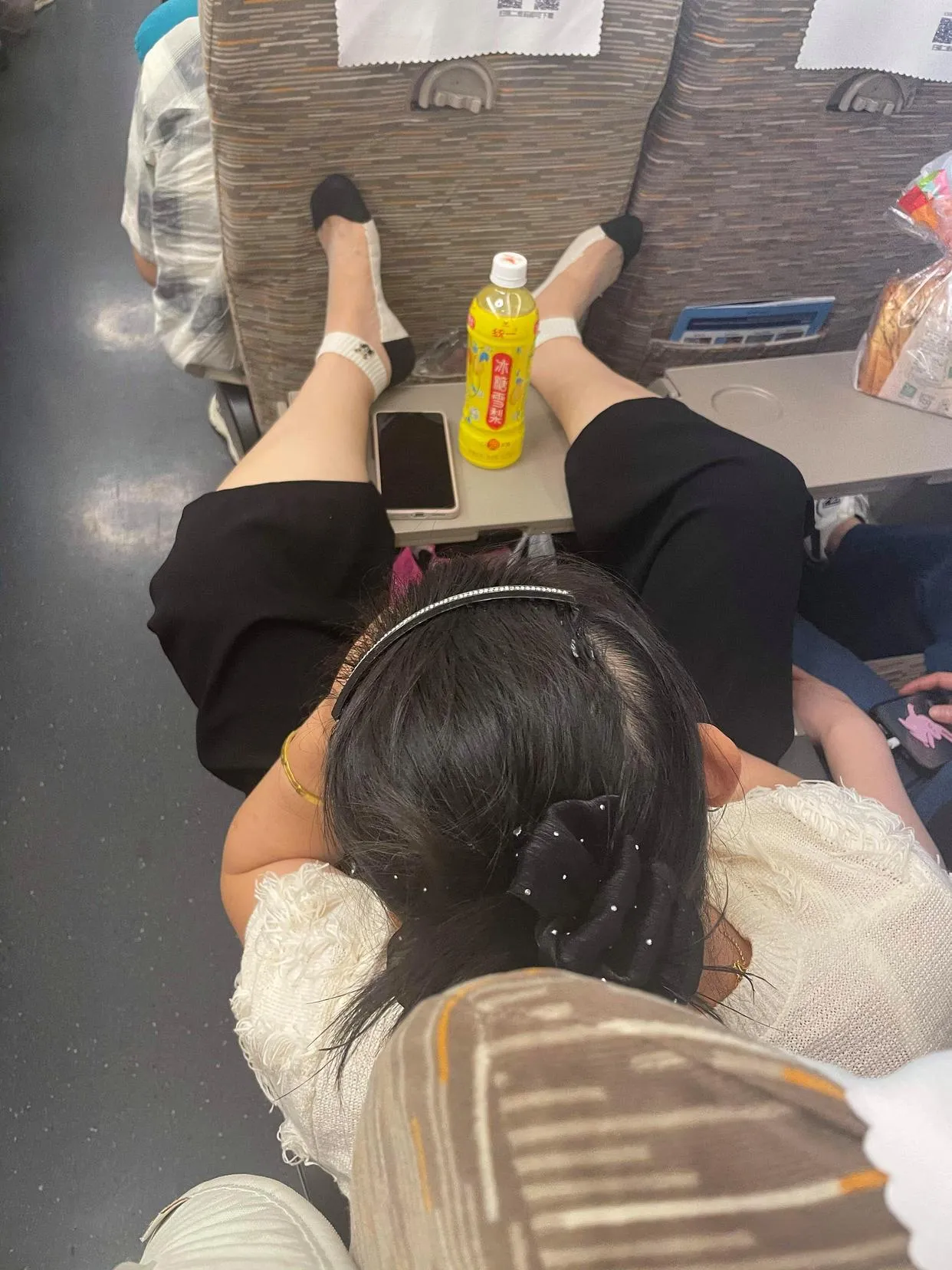 高铁上碰到这种人，也真是无语了！拿这里当自己家了吗？但凡有一点素质都不会做出这种
