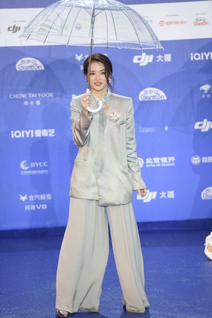 舒淇北影节春夏高定造型舒淇绿色高定舒淇绿色高定，舒淇北影节春夏高定造型。咱就说