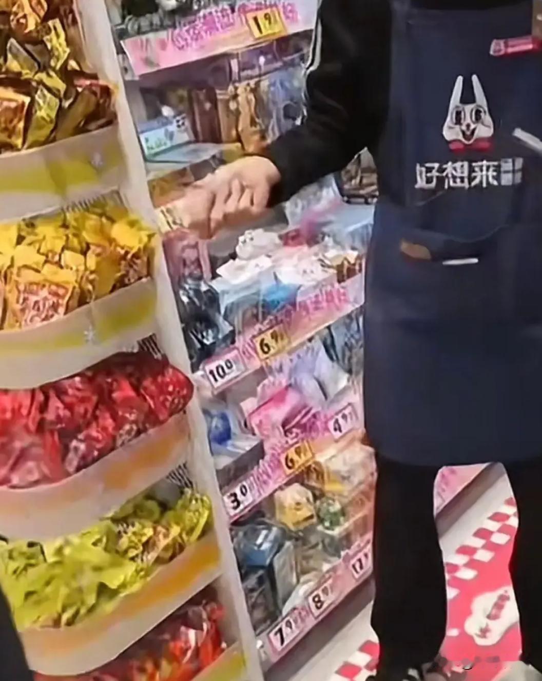 11月7日，江苏省苏州市一网友带着自家3岁的孩子和朋友家的小孩外出，网友在路边买