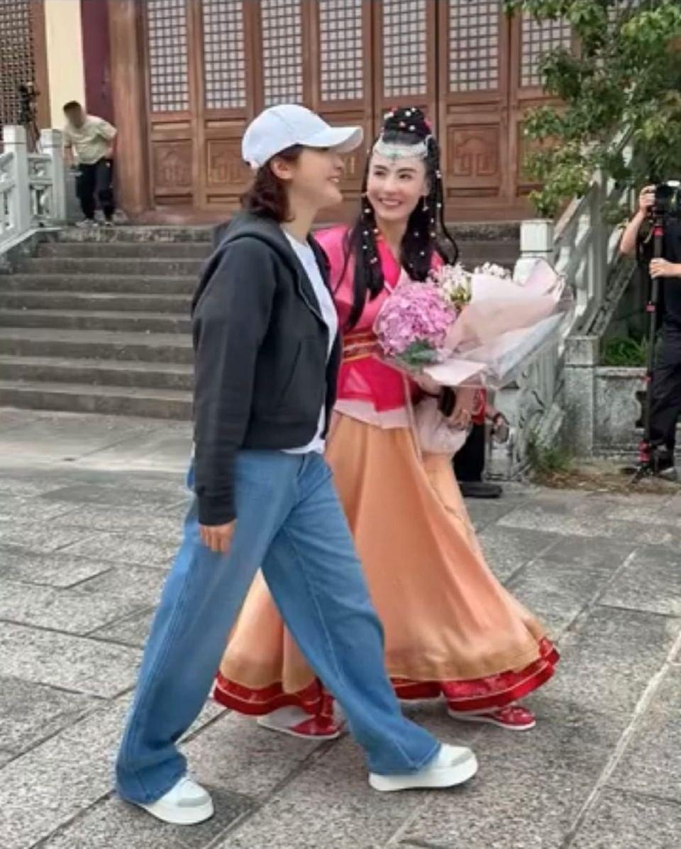 黎姿悄悄去TVB探班张柏芝，正好赶上张柏芝在《一路繁花2》里，扮成她经典